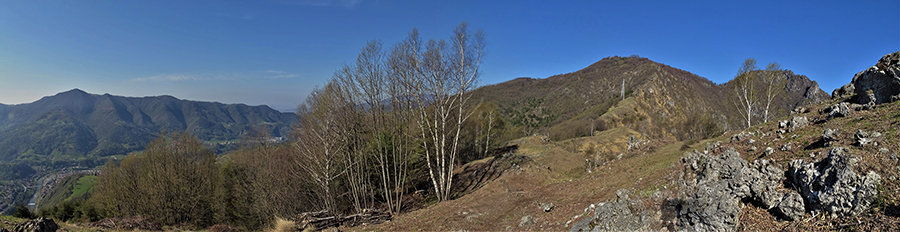 Vista panoramica dalla cimetta 'Il Pizzo' (921 m) situata sul percorso della linea tagliafuoco del Monte Zucco